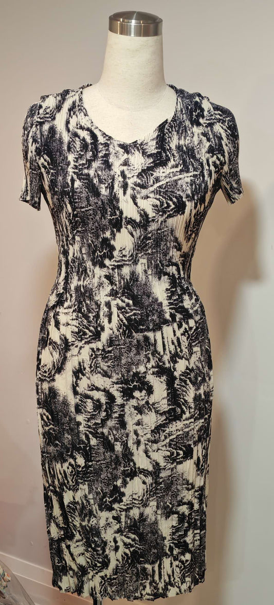 Black and white patterned dress on a mannequin against a plain background